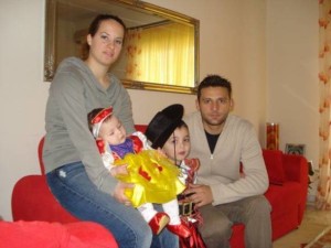 Ο Γιώργος Ρέτζιος με την οικογένειά του που αναγκάστηκε να γίνει μετανάστης στη Γερμανία μετά την σε βάρος του απάτη .
