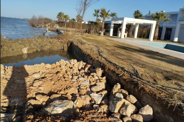 Κυλλήνη: Σοβαρή καταγγελία για προκλητικές παρεμβάσεις στην παραλία